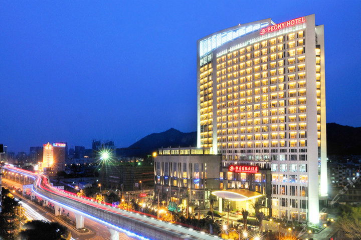 酒店位于市区莲前大道主干道边,是距国际会议展览中心最近的一家挂牌