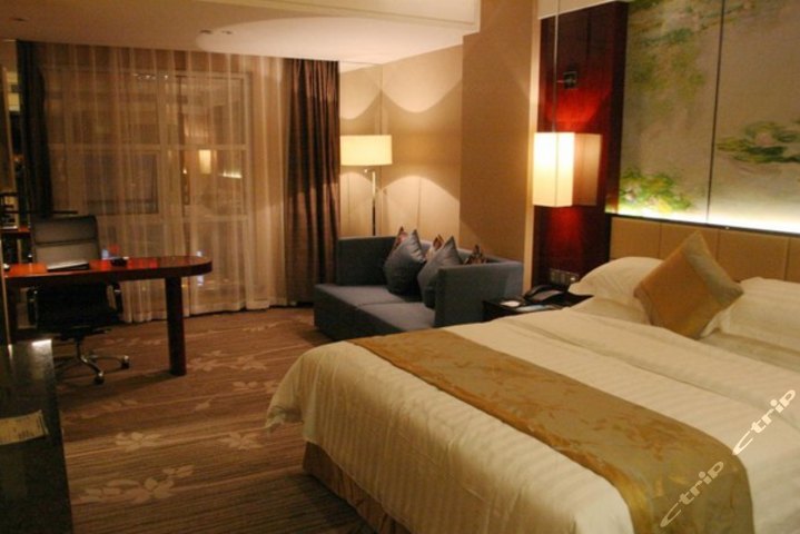 轮戴斯国际酒店标准大床\/标准双床1晚+免费w