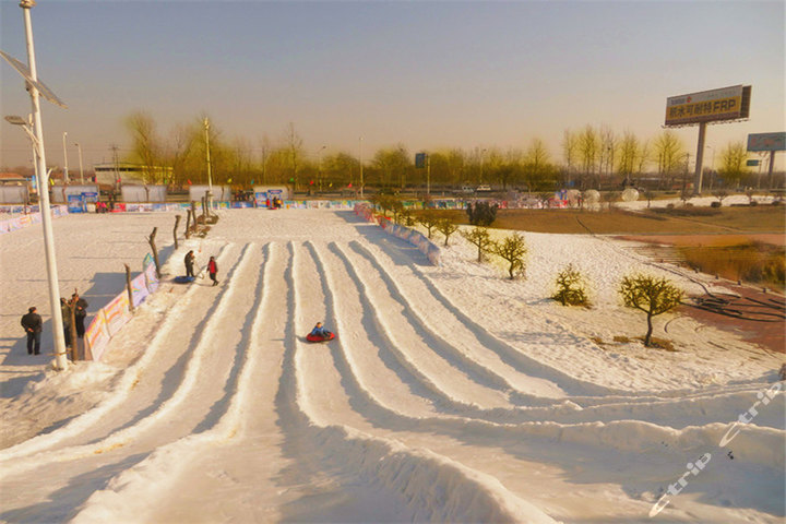 活动依托衡水湖,地点设在碧水湾港,分为冰区,雪区,服务区三大区域