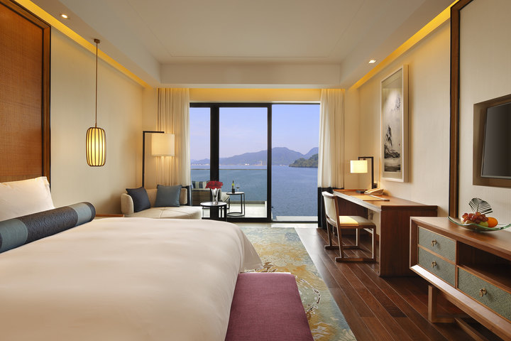 【黄山太平湖绿地皇冠假日酒店(五星级准)团购