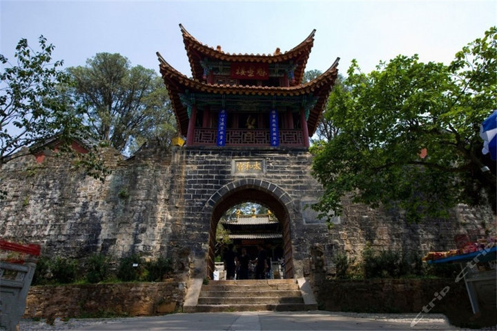 金殿名胜区,位于昆明东北郊鸣凤山,是集名胜古迹,重点保护文物