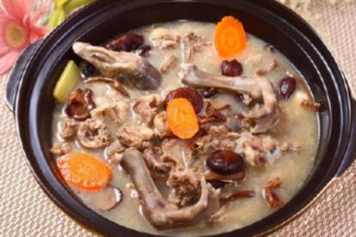 特色老鸭火锅,甄选食材,精心炖制,汤汁鲜香,滋味鲜美,口齿留香,环境