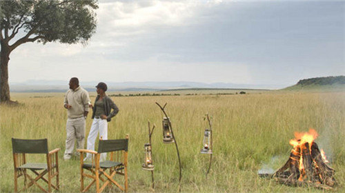 Tents,19起 Tarangire Safari Lodge坐落建造于1985年,是塔拉哥尔国家公园内存在最早的酒店。酒店周围金合欢和猴面包树围绕,塔拉哥尔河孕育了独具魅力的野生动物,尤其是数量众多的大象和无与伦比的鸟类。您可以不用出门,惬意享受全景式的非洲草原风光。乘车猎游,近距离观察野生动物也可轻松实现。