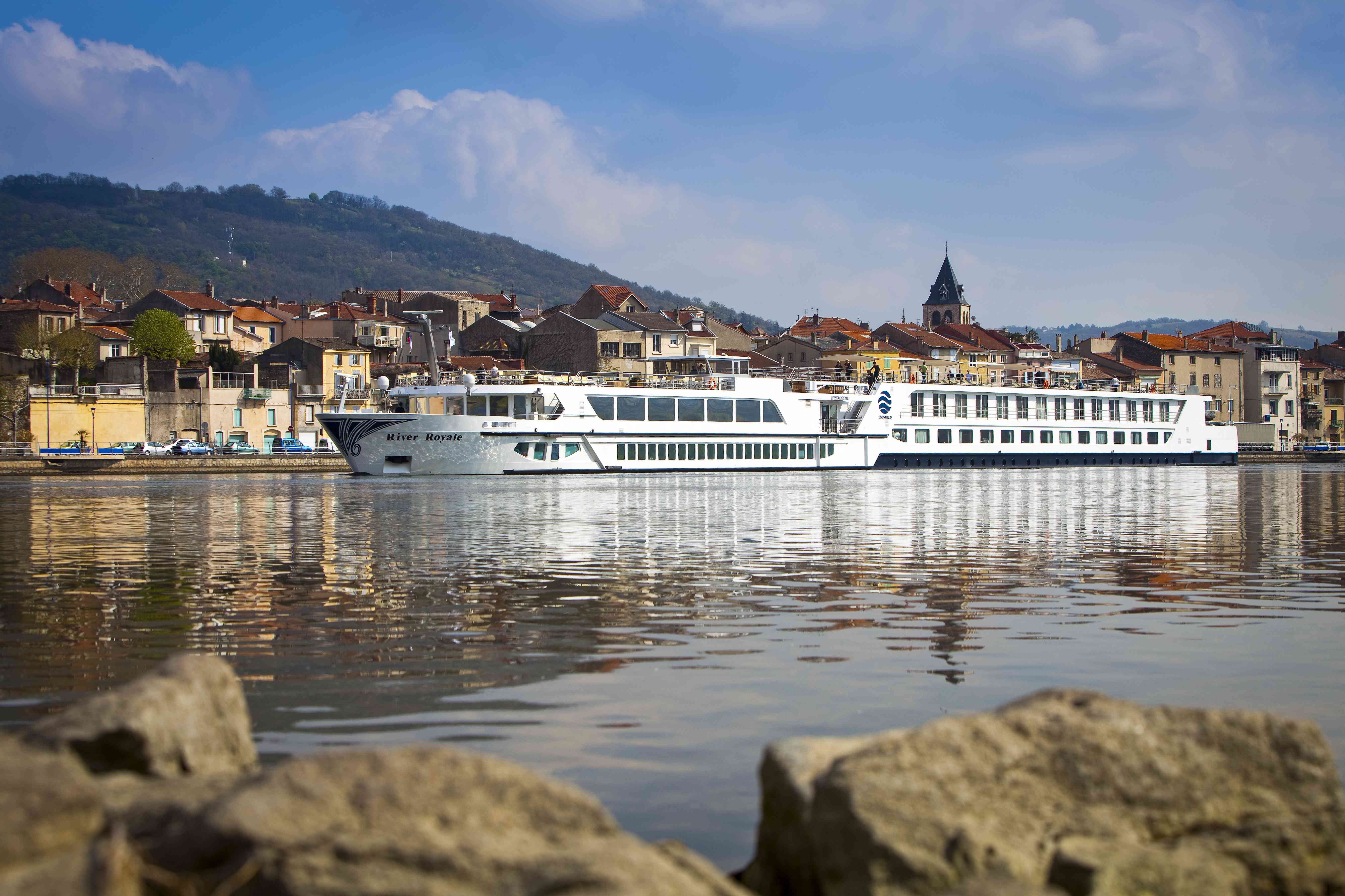 UNIWORLD罗亚尔号河轮River Royale 一等贵宾法式露台房Category1 stateroom(面积约26平米)。 最新装修:2014年;长:361英尺;宽:37.5英尺;电压:110/220V、双孔插座;旅客数:132人。全程均有免费无线网络。 房间均配备了来自英格兰Savoir的床上用品、100%高织埃及棉以及欧式羽绒被,并提供各类枕头供选择。服务设施包括:橱柜、吹风机、独立控制空调、直拨电话、多种免费电视电影选择的平板电视和瓶装水等。大理石装饰的浴室中配备有欧舒丹洗浴用品、舒适的华夫