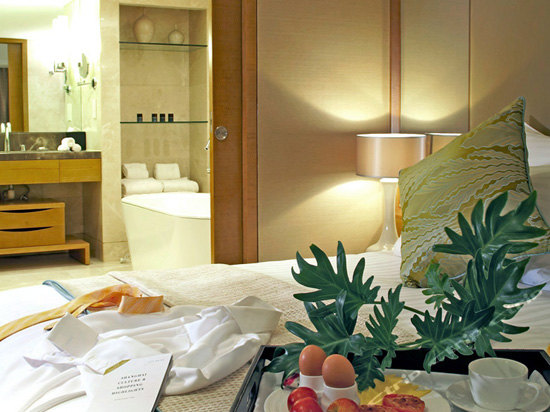 长乐路161号,上海新锦江大酒店的地址