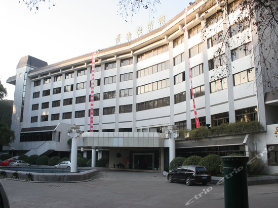 景德镇宾馆位于景德镇莲花塘风景区,地处市中心