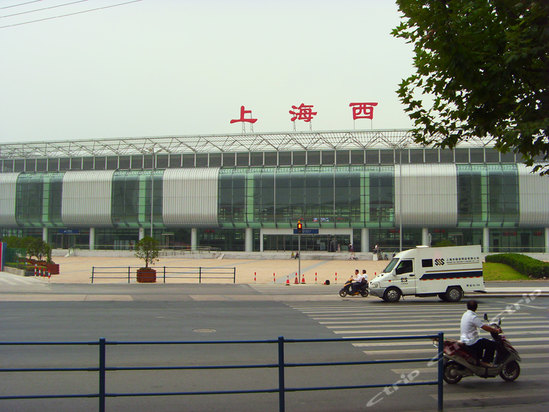 上海市普陀区桃浦路15号(上海西站对面)