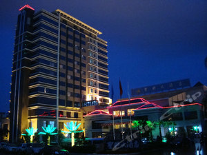 陆良金色港湾酒店1晚 陆良彩色沙林门票·【周围商场,饭店,休闲等生活