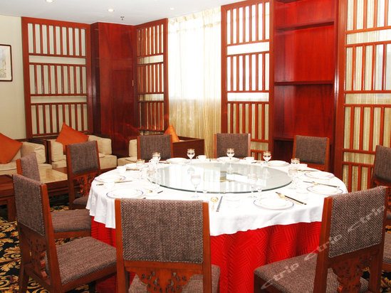1DSC_5163 副本副本 1DSC_5207 副本副本 餐厅包房 副本副本 餐厅包房2 副本副本 大堂 外观 单人间 标准间 山西金蓉家园酒店是一座集住宿、餐饮、会议、商务、洗浴功能于一体的现代化会议商务型酒店。位于五一广场中国人民银行太原中心支行西侧。距飞机场40分钟车程,距太原火车站步行10分钟,距长途汽车站步行5分钟。市内3、6、10、1、808、308等公交车并州饭店站可以直达。 山西金蓉家园酒店建筑面积25000平米。酒店布局规范合理,设施设备完善。拥有各类客房。三