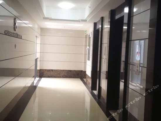 深港酒店公寓(深圳会展中心店)电梯口