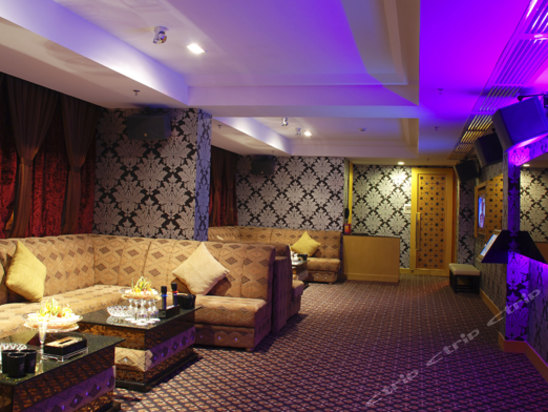 望牛墩镇中路文化广场对面