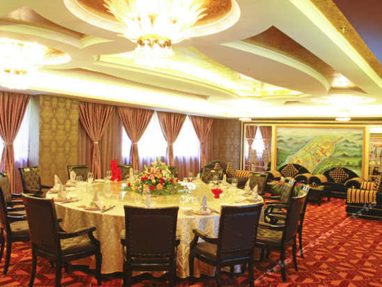 望牛墩镇中路文化广场对面