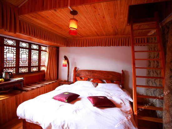 木头结构建筑,四合院似的庭院古…-丽江三味生