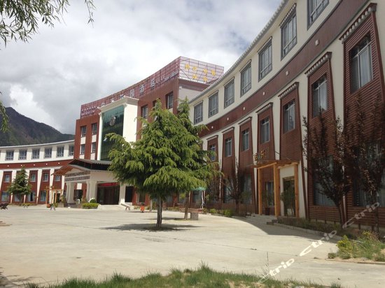 林芝中海酒店别墅花园寺庙图片