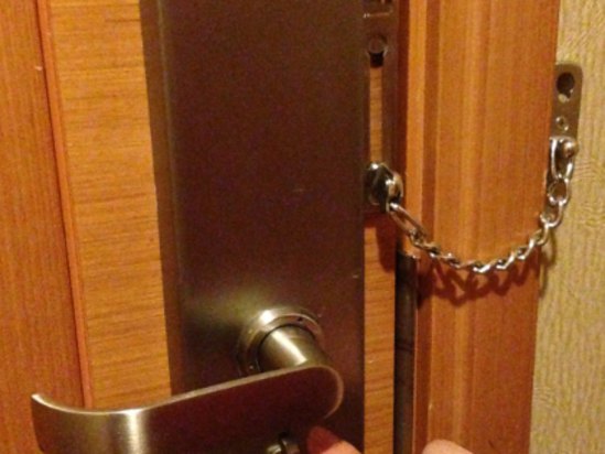 防盗设施不完善,只有一条链子锁着房间门,手指