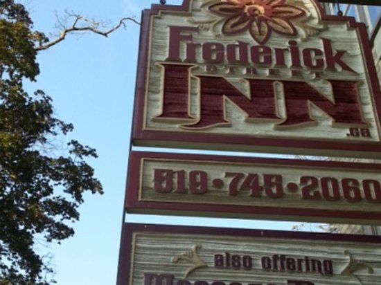 共有4间房 不论是商务还是休闲旅客,弗雷德里克街酒店(Frederick Street Inn)都能让您的基奇纳之行变得更加美好而难忘。酒店距离基奇纳 滑铁卢地区机场仅8km,距离基奇纳威火车站仅1km,交通都很便捷。著名的景点Kitchener-Waterloo Art Gallery、The Rock Spa和Gr8 Escape均可步行很短距离到达。从酒店到The Clever Archer游览很方便,BATL - The Backyard Axe Throwing League和Sundance