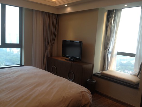 " style="color:#0066cc;cursor:pointer;">联系方式 深圳富瑞斯国际公寓位于深南大道上、富瑞斯国际公寓内,坐拥市中心商业地段,毗邻深圳市会展中心、商业金融中心。 公寓邻近香蜜湖地铁站和公交车站,周围休闲、餐饮、购物一应俱全,与深圳高尔夫俱乐部仅一路之隔。 百余套全新装修的现代公寓内,有舒适的卧室、干净的卫浴,还有开放式厨房,冰箱、锅碗瓢盆、洗衣机等应有尽有。 踏进公寓,就像回到家中一样,放松休息或是给家人、孩子准备一顿丰盛的