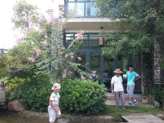 " style="color:#0066cc;cursor:pointer;">联系方式 武夷山九龙湾度假酒店位于国家旅游度假区九龙湾山庄,面朝武夷山主景区,临崇阳溪水而建,东南面紧邻旅游休闲中心。 12栋亲山亲水的别墅错落有致的分布在崇阳溪边;每间客房都有全景观景露台,武夷美景尽收眼底。 带宝宝入住的家庭,客房会备好舒适的婴儿床,大人、孩子都能休息的好。 你可以在露天游泳池、小型西餐厅、露天休闲酒吧、茶艺居、棋牌室、视听室、SPA,度过一个健康、愉快的假期。