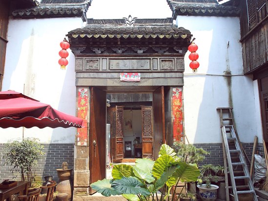 什么是酒店担保? 由于房源紧张等问题,部分酒店要求客人在预订时提供担保,一般支持信用卡、支付宝、第三方网银担保,担保后当晚房间将一直为客人保留。届时在您离店后,酒店会进入审核状态,在订单审核确认入住后3个工作日内,担保金额会解冻,全额退还到您的支付帐户中~请放心~如您未入住,将从您的担保费用中扣除部分或全部房费哦~ 小游温馨提示:担保订单在您到酒店后,正常支付押金办理入住,离店时支付房费即可。