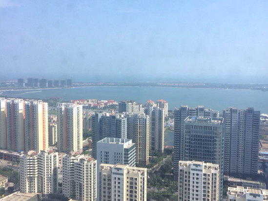 青岛开元名都大酒店位于青岛市西海岸新区中央商务区,距离金沙滩约5公里,稳坐青岛市区一小时经济圈内。 酒店为开元旅业集团旗下高星级豪华商务会议酒店,设有客房三百余间,房间分布在酒店的36到50层之间。凭栏眺望,视野开阔,风景优美。入住青岛开元名都大酒店,山景、市景、海景尽收眼底,让您体验云端的感受。 酒店各餐厅荟萃国际美食。时尚优雅的西海岸咖啡厅位于酒店34层,为宾客提供各国经典风味美食和饕餮自助盛宴。老青岛味道中餐厅位于酒店6层,提供青岛本地特色菜肴,让宾客通过舌尖味蕾探索青岛老城的记忆。