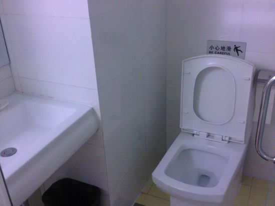 " style="color:#0066cc;cursor:pointer;">联系方式 深圳嘉瑞酒店位于深圳市福田区深南中路赤尾大厦3、4、12楼,深南中路与华强南路交汇处(赛格广场对面)。地处华强北商圈,地铁一二三号线贯穿。步行至一号线地铁口华强站、机场大巴330专巴士站均只需3-5分钟。酒店北面隔街是亚洲最活跃、产品最全的华强北电子产品商业;西临深圳会展中心;南靠皇岗口岸;东接罗湖口岸和深圳火车站。酒店周边汇集了电子、通讯、钟表配套、服装、百货、金饰、银行证券、保险、酒楼宾馆等几十个