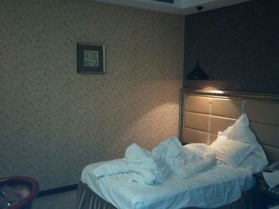 如果晚上九点入住宾馆,第二天几点要退房,如果延迟要收取多少钱?