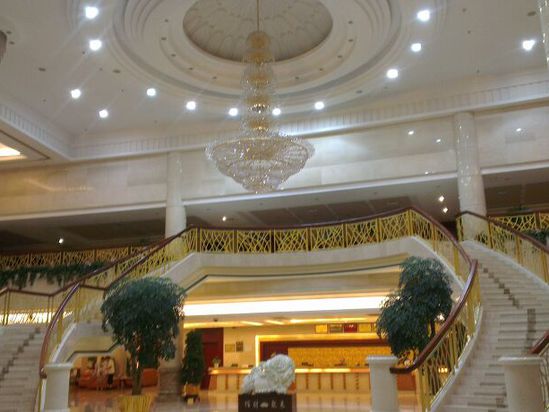 " style="color:#0066cc;cursor:pointer;">联系方式 荣成石岛赤山大酒店位于胶东半岛最东端的石岛湾畔,紧邻国家AAAA级赤山风景名胜区,距直通韩国的国际客运码头3公里,交通十分便利。 荣成石岛赤山大酒店总占地面积10万平方米,建筑面积3.5万平方米,建筑风格独特,装饰典雅。酒店配备室外高尔夫练习场,清新的空气,优美的景色,广阔的视野,让不同层次的球手都能真正享受高尔夫运动的愉悦。人性化的空间规划与房间设计,营造安全、卫生、舒适的休憩环境,精心设计的各