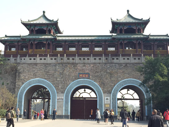 " style="color:#0066cc;cursor:pointer;">联系方式 南京玄武饭店位于湖南路CBD中央商业区,距南京火车站、国际展览中心、高速公路连接口约10分钟车程;距机场全程高速封闭车道仅约40分钟,更有城市地铁直通酒店。 饭店环境豪华,拥有装修典雅的特色客房及套房,功能齐全,设计合理,坐拥城市美景或玄武湖景,令人心旷神怡,倍感温馨舒适。 饭店内有彩蝶轩、文华厅、丽晶廊、宝石轩等数十个特色餐厅,提供中华顶级美食,光临酒店的客人可品味中式正宗的珍馐