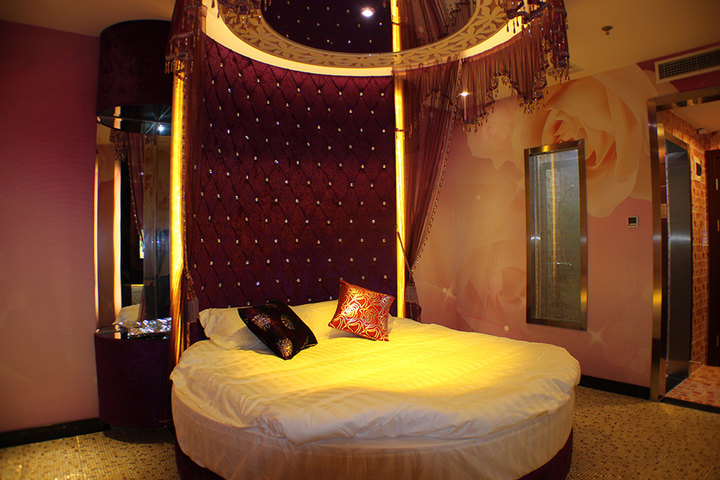 鞍山市有没有主题宾馆,比如圆床水床电动床,开放式卫生间什么的,还有