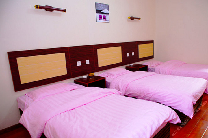 尊享泰安小城阳光商务宾馆三人间1晚!_团800