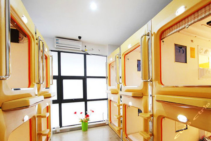 易休太空舱宾馆