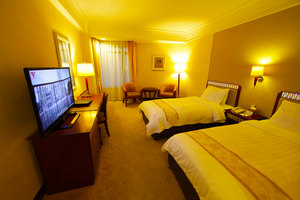 六甲街与高美士街交汇处,步行可至港澳码头、