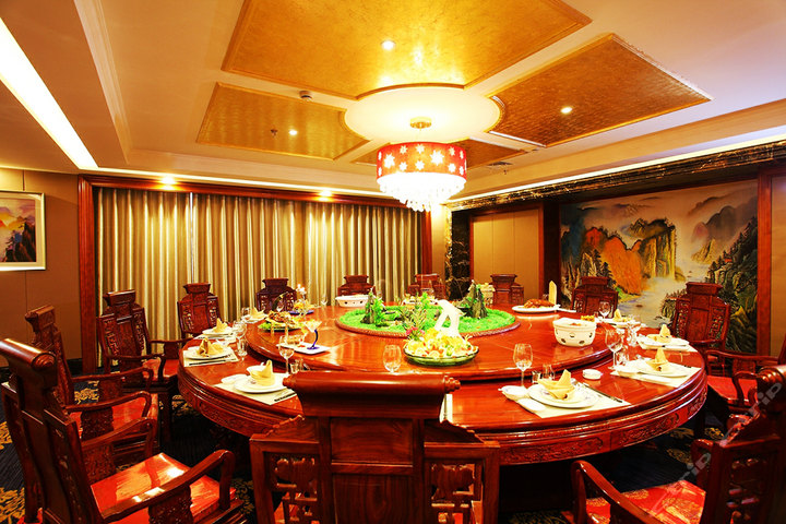 青海兴鼎安大酒店 餐饮包厢餐桌
