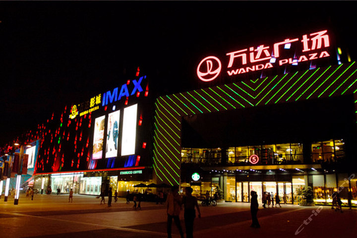 【湖里万达广场】尊享厦门薇阁情侣酒店豪华泡泡浴房1晚+免费wifi+更多优惠!酒店位于厦门湖里万达广场,侧临万达购物广场,车行20分钟可至机场,周围餐饮、购物店铺林立!