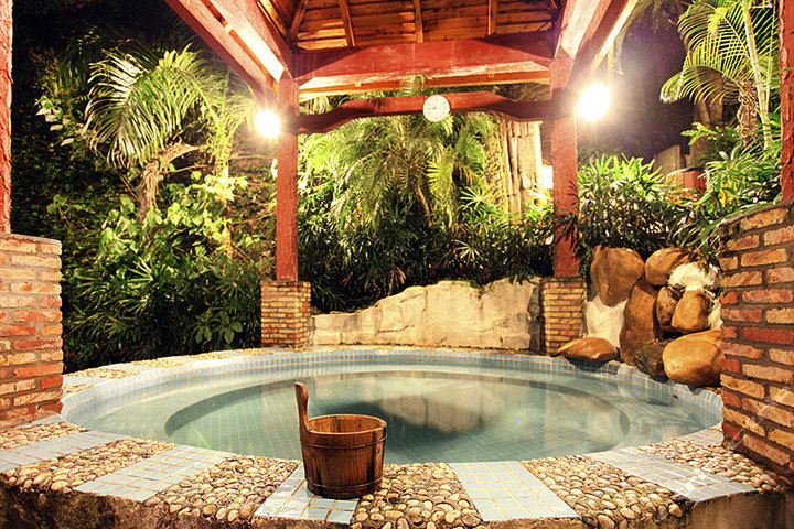 【平日特惠】尊享从化万丰温泉酒店标准双人房1晚+后山温泉双人无限次浸泡+高级双人红酒泡浴+更多优惠!酒店依山而建,中庭平地别有洞天,后山露天竹林温泉泡池是别具特色的酒店一景,让您享受悠然自得的时光!阿窝-窝里团,品质团购源自阿窝团 !