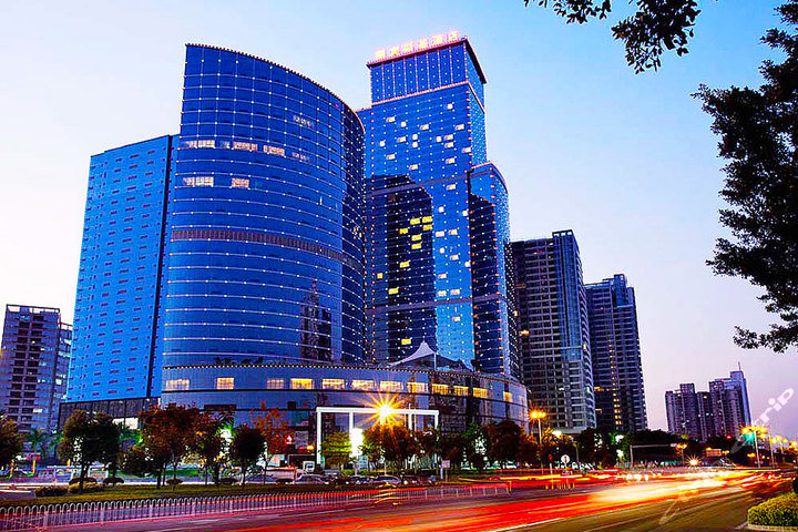 【奢华品牌 尊贵享受】尊享惠州凯宾斯基酒店尊尚客房1晚+价值100元油卡1张+更多优惠!酒店地处惠州的核心地区,位于CBD中央商务区核心腹地,是一家集商务与休闲于一体,融合了欧式风格和中国文化的现代化奢华酒店!阿窝-窝里团,品质团购源自阿窝团 !