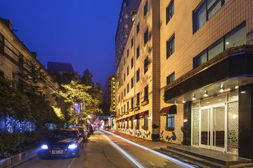 <b>【火车站】</b>尊享<b>济南贵都大酒店A座豪华套房</b>1晚＋2份