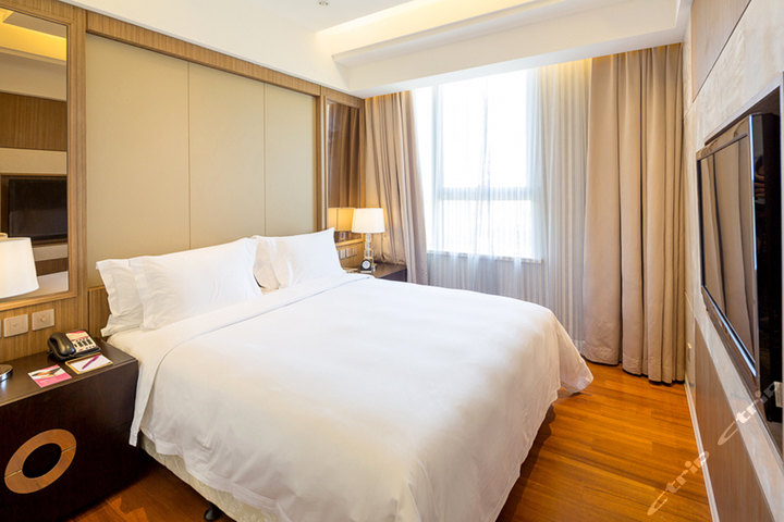 上海颖奕皇冠假日(公寓套房国庆情侣套餐)团购