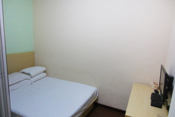 <b>【历城区】</b>尊享<b>济南凯曼快捷酒店豪华电脑大床房</b>4小时＋免费宽带及WIFI＋更多优惠！酒店地处花园路，北倚山东大学和洪楼教堂，可以朝沐百年老校之书香阵阵、暮闻洪楼教堂之钟声悠扬！