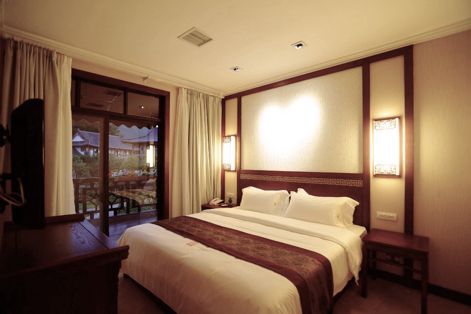 店座落在桂林园林植物园内的松林岗下,仿唐代