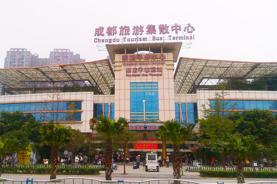 公寓位于茶店子公交站和客运站,地铁二号线茶店子站口交汇处,周边生活