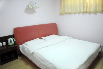 <b>【交通便捷】</b>尊享<b>济南舜荣宾馆大床房/标准间</b>1晚＋免费停车＋免费宽带！宾馆西邻十一中，东临长途客运中心，南邻火车站，北接济南长途汽车总站，四周有休闲购物的大润发超市、大型商务办公场所！宾馆内设空调、有线电视、独立卫浴、24小时热水