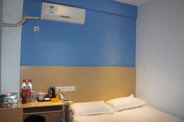 <b>【近经一路】</b>尊享<b>济南凡客酒店商务房</b>1晚＋免费宽带＋免费停车！酒店位于车站街，近经一路，距济南火车站出站口仅160米，位置优越！