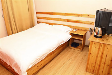 <b>【超值优惠】</b>尊享<b>济南恒盛宾馆大床间/标准间</b>1晚＋免费无线上网＋免费停车！宾馆地处大观园商圈，临近济南火车站，去往趵突泉、大明湖、千佛山等旅游景点十分便捷！清新简约设计，自然贴心的入住享受！特殊日期使用详情见下方团购提示！