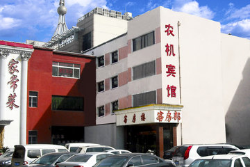 <b>【山东大学商圈】</b>尊享<b>山东省农机招待所大床房/标准间</b>1晚＋免费宽带＋免费停车！招待所位于解放路与闵子骞路交汇处，地处山东大学商圈，紧邻天艺大酒店，靠近二环东路，周边配套设施完善，出行便利！