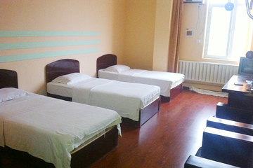 <b>【实惠入住】</b>尊享<b>济南富利腾宾馆的三人间</b>1晚＋免费