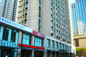 <b>【交通便利】</b>尊享<b>济南万达酒店公寓豪华大床房</b>1晚＋免费宽带＋免费停车＋免费行李寄存！公寓处于城市中心黄金区域，位于济南市市中区经四路与纬一路交汇口，万千百货后面，出行便利！