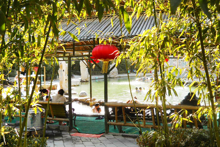 北京龙脉温泉度假村—室外竹林温泉