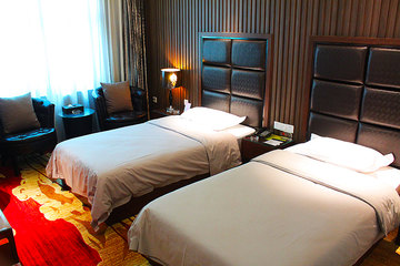 <b>【实惠入住】</b>尊享<b>济南五洲至尊酒店大床房/标准间</b>3小时＋免费宽带＋免费停车！酒店位于张庄路，临近茶城、果蔬市场、山东汽配城，地理位置，出行便利，是您商务，旅游的理想之选！