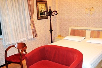 <b>【丰利大厦后】</b>尊享<b>济南聚舜商务酒店大床房/标准间</b>1晚＋免费宽带和停车＋行李寄存！酒店位于历下区泉城路丰利大厦后附楼，地处济南市中心繁华地段，位置优越！